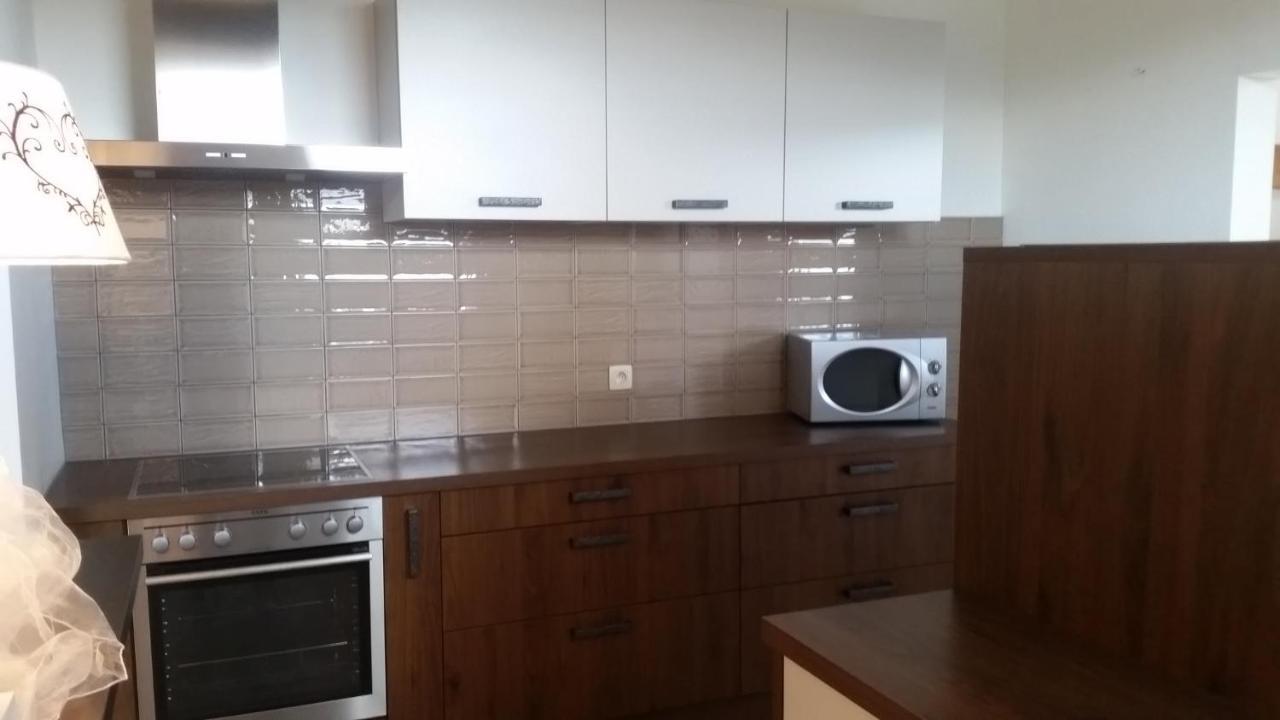 King Of Gold Stables Appartement Met Stalling Voor 5 Paarden Zutendaal Luaran gambar